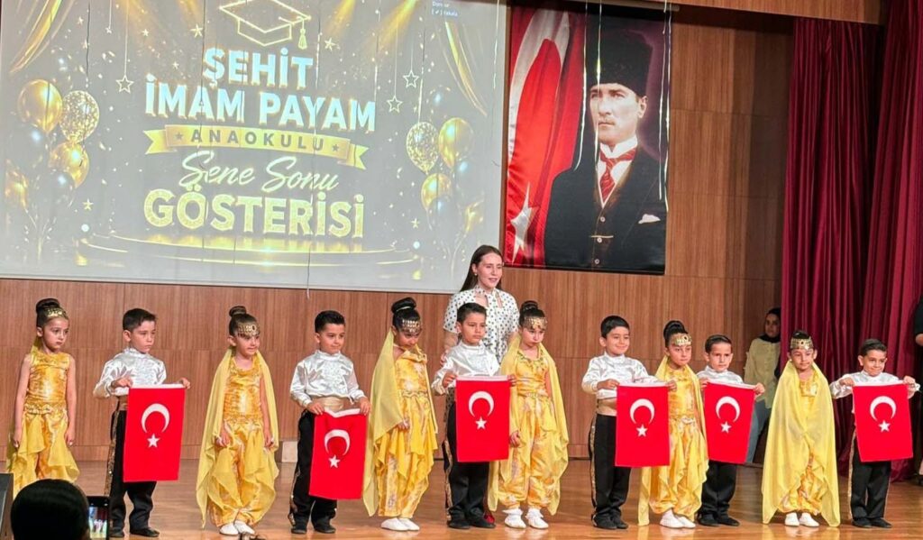 Miniklerden dev gösteri: Anaokulu çocuklarının gösterisi ilgi gördü