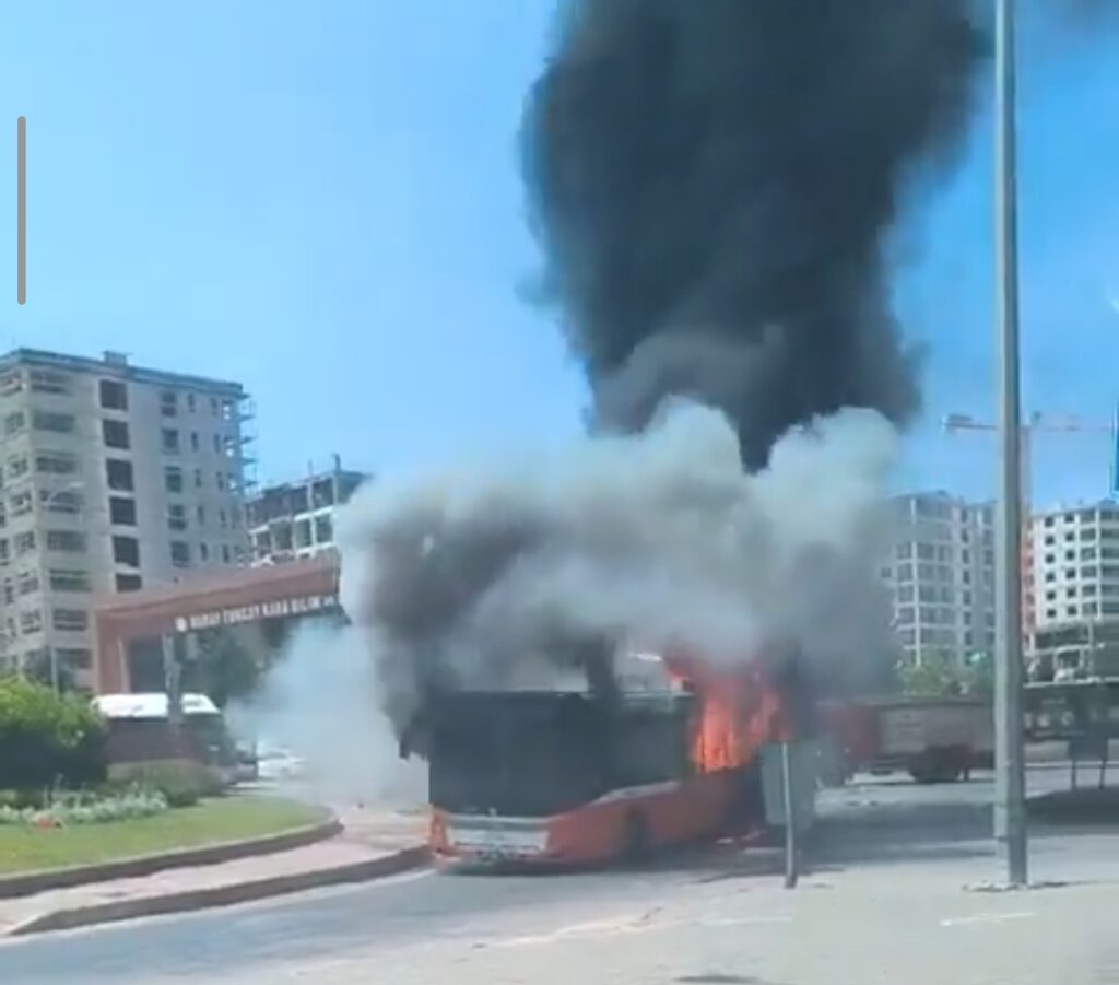 Gaziantep’te Korku Dolu Anlar! Otobüs Alev Aldı, Yolcular Son Anda Kurtarıldı